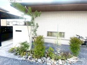 やわらかな白壁に映える、緑あふれるナチュラルな門周り[施工後]