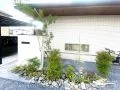 やわらかな白壁に映える、緑あふれるナチュラルな門周り