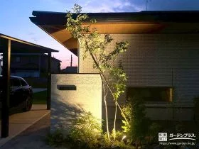 自然のぬくもりを感じる、グリーンに包まれた新築外構