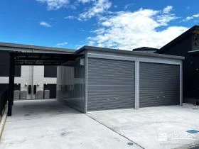 生活動線や使いやすさを重視した3台用のガレージ付き新築外構