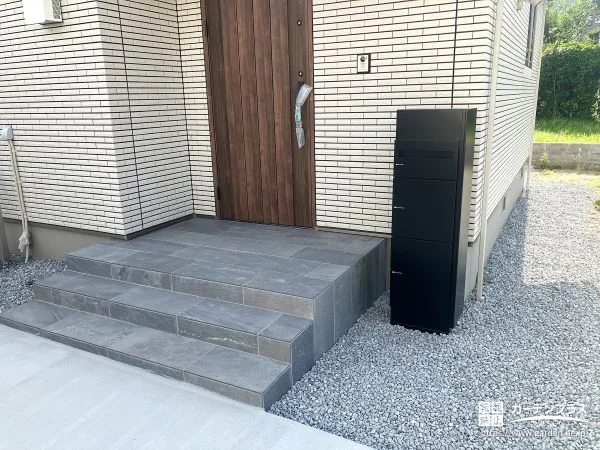 暮らしに寄り添う、スマートデザインの宅配ボックス