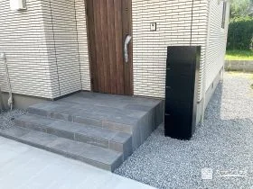 暮らしに寄り添う、スマートデザインの宅配ボックス[施工後]