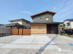 防犯対策もばっちりの木目が映えるあたたかな雰囲気の新築外構