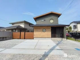 防犯対策もばっちりの木目が映えるあたたかな雰囲気の新築外構