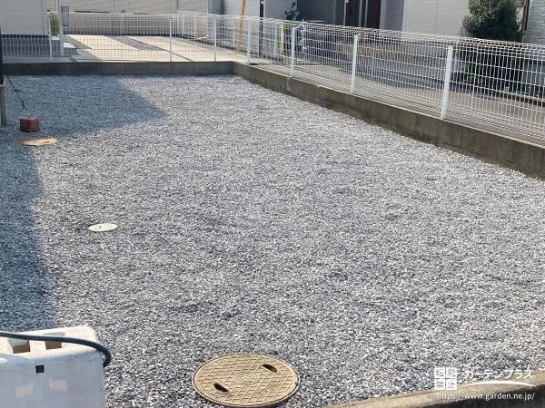 防草シートと砂利を敷設しすっきりとした雑草対策をした工事