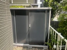 園芸用品もすっきり収まる長もの収納タイプの物置設置工事