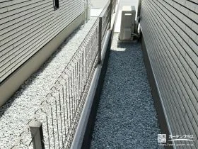 すっきり整った印象を与えるメッシュ境界フェンスの設置工事