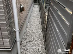 白河砂利の敷設で明るく清潔感のある犬走りに整備した工事