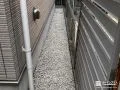 白河砂利の敷設で明るく清潔感のある犬走りに整備した工事