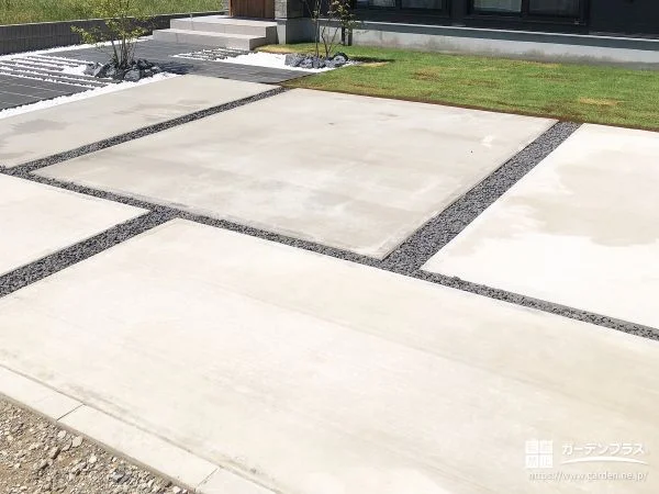 遊び心あるスリットで魅せるスタイリッシュな駐車スペース