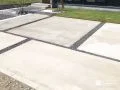 遊び心あるスリットで魅せるスタイリッシュな駐車スペース