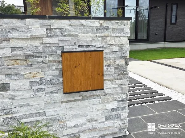 陰影が美しい素材の存在感が際立つ、上質な門まわり