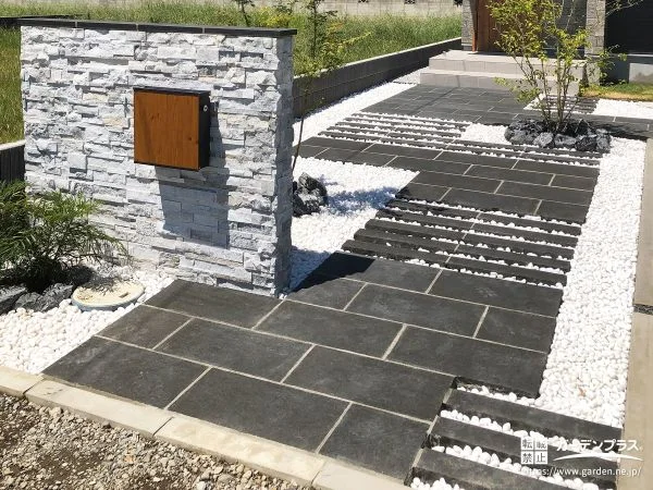 黒が際立つ、上質な和モダンアプローチ