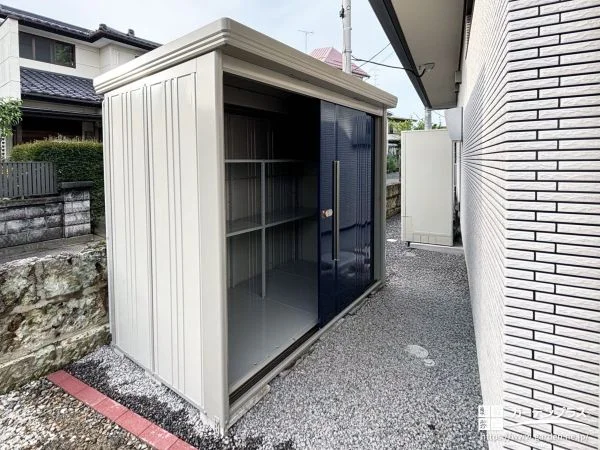 落ち着いたブルーのカラーが映えるスタイリッシュな物置設置工事