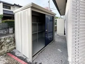 落ち着いたブルーのカラーが映えるスタイリッシュな物置設置工事
