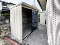 落ち着いたブルーのカラーが映えるスタイリッシュな物置設置工事