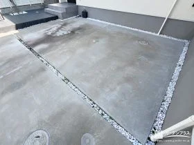 化粧砂利をスリットに入れて排水性の良い駐車スペースにした工事