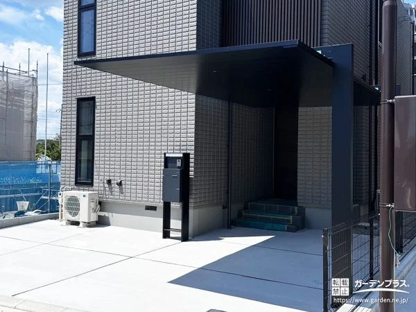 ブラックが引き締める、モダンで上品なファサード