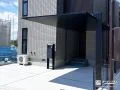 ブラックが引き締める、モダンで上品なファサード