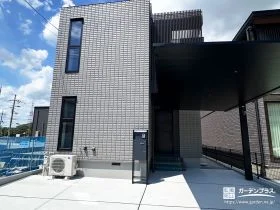 シンプルで無駄のない構成が住まいの存在感を一層引き立てる新築外構