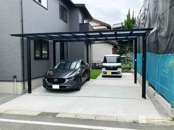 形の工夫でスマートに駐車。3台分を確保した土間デザイン