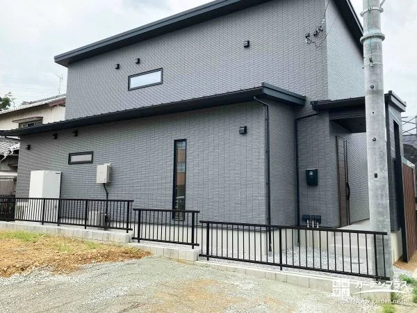 軽やかに仕切る、チャコールブラックの境界フェンス