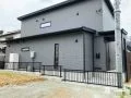 軽やかに仕切る、チャコールブラックの境界フェンス