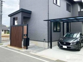 黒の外壁に映える限られたスペースを美しくまとめたモダン新築外構
