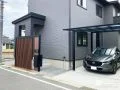 黒の外壁に映える限られたスペースを美しくまとめたモダン新築外構