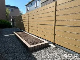 木調フェンスと植栽スペースが調和する温かみのあるお庭工事