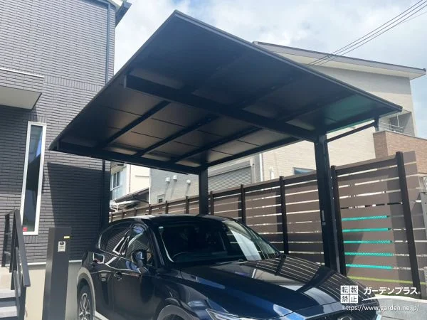 お住まいと調和するオールブラックの完全遮光カーポート