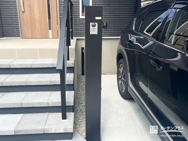 シャープで洗練された印象を添える宅配ボックス付きの機能門柱 シャープで洗練された印象を添える宅配ボックス付きの機能門柱