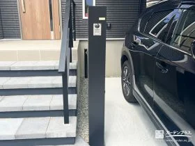シャープで洗練された印象を添える宅配ボックス付きの機能門柱[施工後]