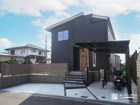 高低差をデザインに変えるスタイリッシュでモダンな新築外構