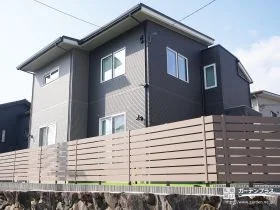 お庭のプライバシーを守る木目調の目隠しフェンス