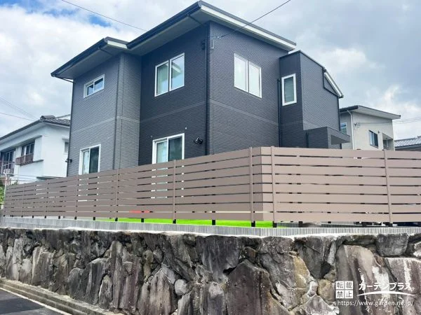 お庭を囲うように設置したお住まいと調和する目隠しフェンス