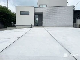 広々とした駐車スペースをコンクリートで舗装するリフォーム工事