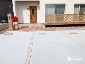 車止めにはコンクリート製の枕木を使用したナチュラルな駐車スペース[施工後]