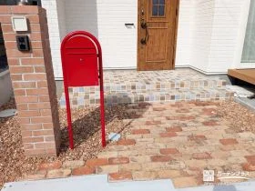 レンガの温もりが迎える、ナチュラルで可愛らしい門周り[施工後]