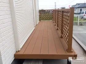 ナチュラルな空間に調和するラティスフェンス[施工後]