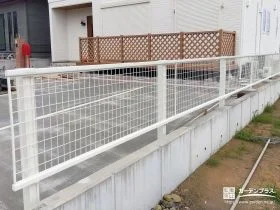 すっきりとした印象を与えるホワイトの境界フェンス[施工後]