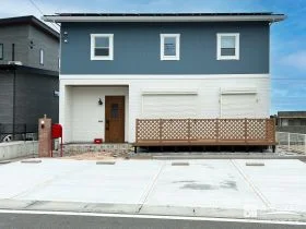 レンガの温もりが迎える、ナチュラルで可愛らしい新築外構