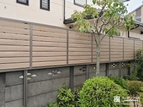 木目調の横板を用いやわらかな印象に整えた目隠しフェンス工事