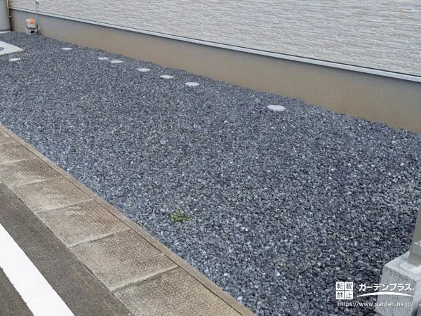 雑草を抑えてすっきり保つ犬走り