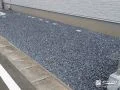 雑草を抑えてすっきり保つ犬走り