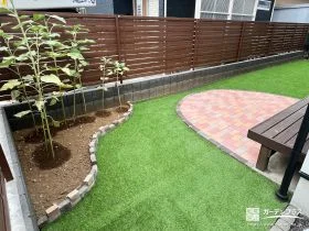 人工芝とレンガ調の可愛らしいテラスで楽しむ明るいお庭工事