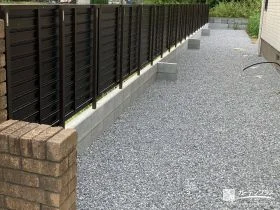 雑草を抑えてシンプルですっきりとしたお庭に整えた砂利敷き工事