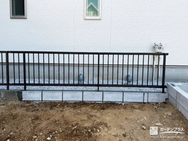 お住まいの印象を引き締めるシンプルな境界フェンス設置工事