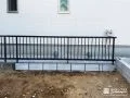 お住まいの印象を引き締めるシンプルな境界フェンス設置工事