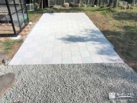 ピンクとグレーの組み合わせで可愛らしい印象の平板舗装工事